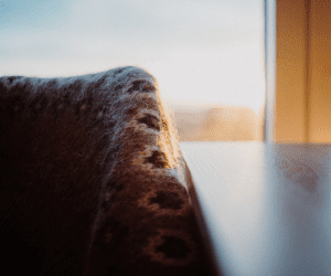 Ein Norweger Pullover hängt über einem Stuhl