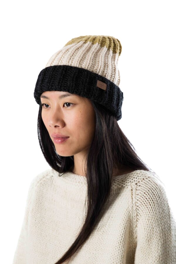 Skandinavische Wollmütze "Viola" Merinowolle handgestrickt