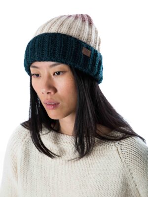 Skandinavische Wollmütze "Viola" Merinowolle handgestrickt