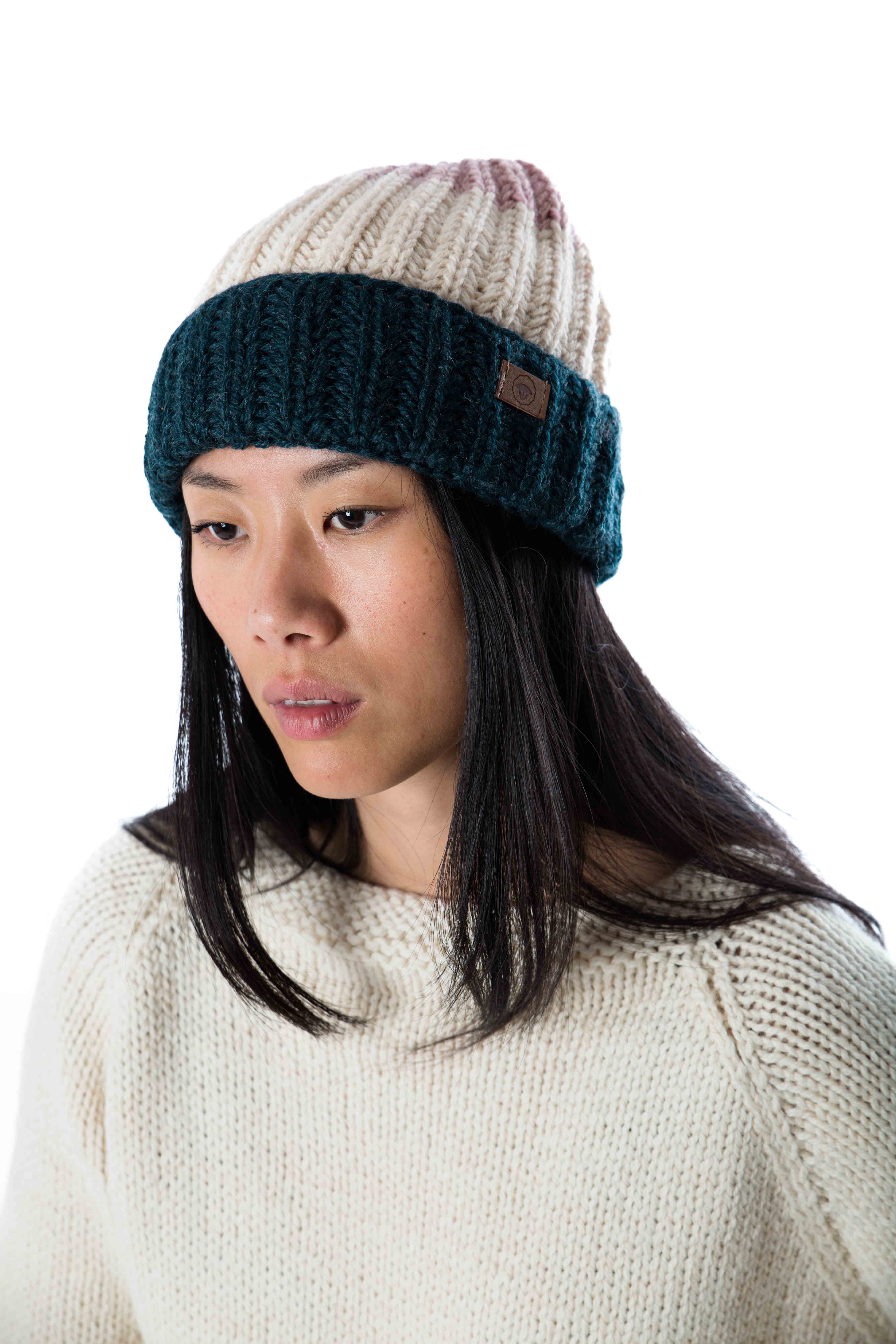 Skandinavische Wollmütze "Viola" Merinowolle handgestrickt
