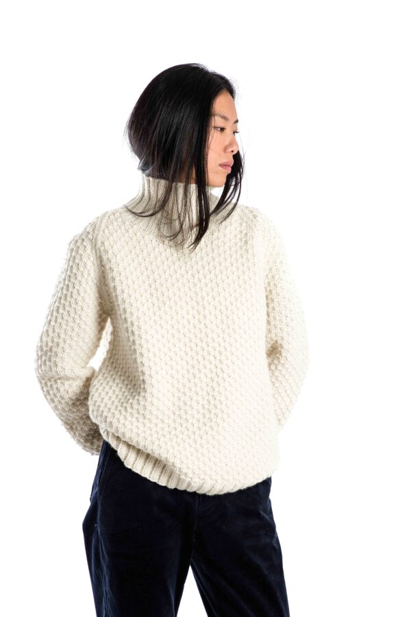 Skandinavischer Merinowolle-Pullover "Butterfly" Rollkragen Handgestrickt