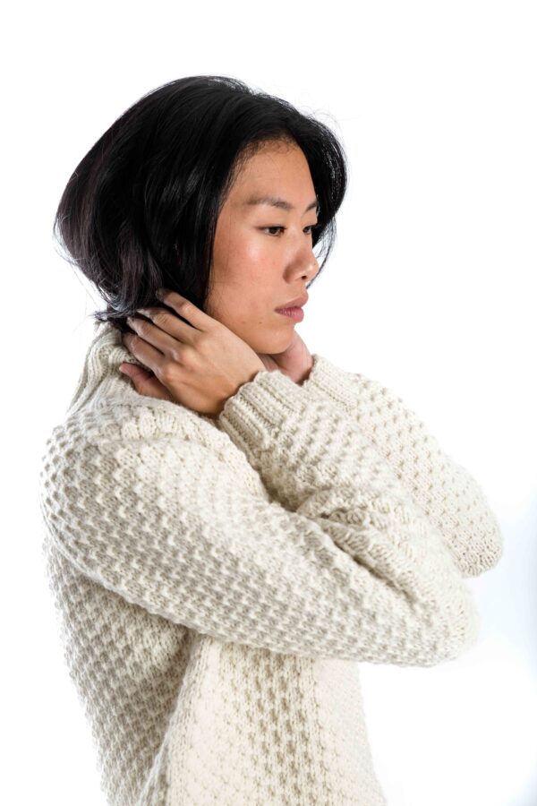 Skandinavischer Merinowolle-Pullover "Butterfly" Rollkragen Handgestrickt